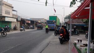 Sat Lantas Polres Batu Bara Laksanakan Pengaturan Lalu Lintas Pagi Di Jalinsum Simpang Tanah Merah   