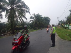 Sat Lantas Polres Batu Bara Laksanakan Pengaturan Lalu Lintas Pagi Di Jalinsum Simpang MTs Lima Puluh   