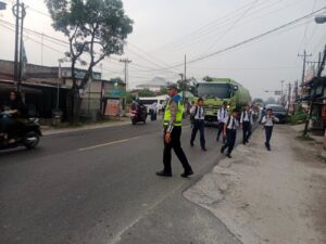 Sat Lantas Polres Batu Bara Laksanakan Pengaturan Lalu Lintas Pagi Di Jalinsum Simpang Sipare-pare   