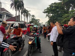 Sat Lantas Polres Pematangsiantar Bagikan Bendera Merah Putih Jelang Peringatan HUT Kemerdekaan   