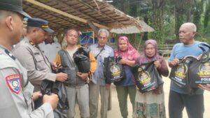 Polsek Lima Puluh Gelar Jumat Curhat Dan Jumat Berkah, Berbagi Sembako Bersama Kelompok Tani