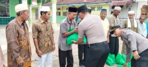 Sat Binmas Polres Batu Bara Gelar Jumat Curhat Berbagi Berkah, Salurkan Sembako Kepada Masyarakat Kurang Mampu   