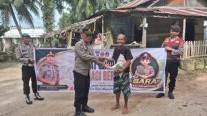 Polsek Air Putih Gelar Jumat Curhat Berbagi Berkah, Bagikan Bantuan Beras Kepada Warga Kurang Mampu   