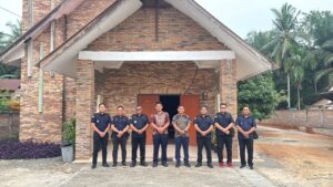 Lapas Labuhan Ruku Tinjau Pemasangan Paving Block Hasil Karya WBP Di Sarana Ibadah Sekitar   