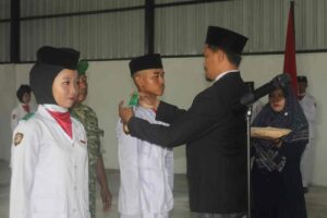 Camat Datuk Tanah Datar Bersama Forkopimda Kukuhkan Paskibra Sambut HUT RI Ke-81