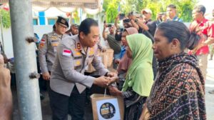 Kapolda NTT Salurkan 100 Paket Bantuan untuk Warga Sikka Pascagempa   