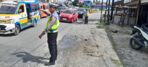 Sat Lantas Polres Pematangsiantar Laksanakan Pengaturan Lalu Lintas Sore Di Simpang Dua   