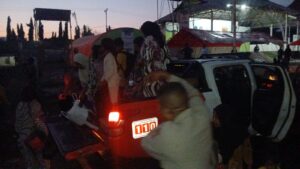 Bantu Evakuasi dan Jaga Obvitnas, Pamobvit Polres Sikka Hadir untuk Masyarakat Terdampak Gempa