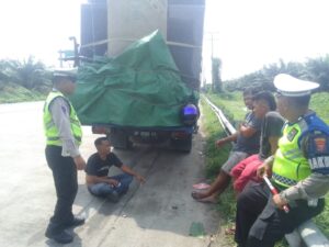 Satlantas Polres Batu Bara Gelar Polantas Karib, Sosialisasi Keselamatan Kepada Supir Truk Di Jalinsum   