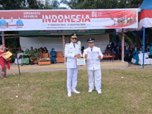Camat Datuk Tanah Datar Pimpin Upacara HUT RI Ke-81, Serahkan Bantuan Korban Angin Puting Beliung   