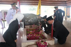 Dandim 0808/Blitar Ikuti Upacara HUT RI Ke-81 Dan Ziarah Nasional Di Makam Bung Karno   