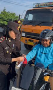 Semarak HUT RI ke-81, Polres Batu Bara Bagikan Bendera Merah Putih Kepada Masyarakat dan Pelajar   
