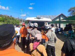 Pelayanan Makanan dan Evakuasi Korban Gempa oleh SAR Korbrimob Polri di Manggarai Timur