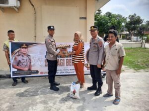 Kapolsek Talawi Gelar Jumat Berkah, Sembako Diserahkan kepada Kaum Dhuafa   