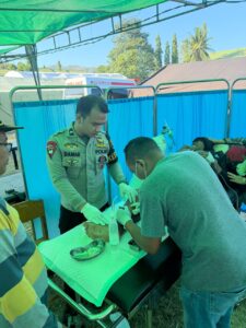 Tertimpa Batu Saat Gempa, Warga Dievakuasi Tim Kesehatan Taktis Korbrimob Polri   