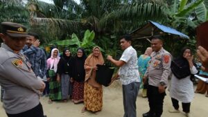 Jumat Berkah Polsek Lima Puluh: 50 Warga & Kelompok Tani Terima Sembako dari Kapolres Batu Bara
