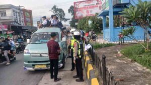 Sat Lantas Pematangsiantar Edukasi Pengemudi & Pelajar, Cegah Penumpang Duduk di Atas Kap Mobil