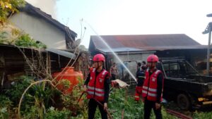 Gerak Cepat Padamkan Api, Respon Bencana Brimob Batalyon B Pelopor Terjun Tangani Kebakaran di Kutai Barat