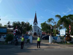 Gereja Dipantau, Sat Lantas Pematangsiantar Bantu Atur Lalu Lintas & Menyeberangkan Jemaat   