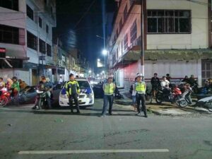 Jamin Akses Evakuasi, Kasat Lantas Bersama Wakapolres Turun Langsung ke Lokasi Kebakaran Jalan Bandung