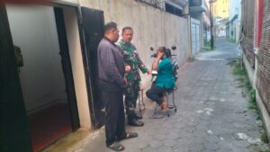 Bincang Santai Menjadi Cara Ampuh Babinsa Kemlayan Selalu Dekat dan Berinteraksi Langsung Dengan Warganya. 