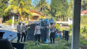 Bantu Warga Selamatkan Harta Benda, Personel SAR Korbrimob Bergerak ke Satar Padut   