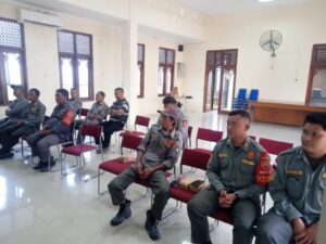 Berikan Motivasi Displin Bekerja, Babinsa Kemlayan Berikan Pembinaan Kepada Linmas.