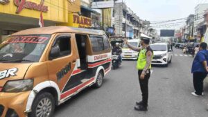 Sat Lantas Pematangsiantar Atur Lalin di Jalan Sutomo — Toko Roti Ganda, Arus Tetap Aman dan Lancar   