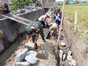 Perkuat Irigasi Pertanian, Babinsa Ketaon Bersama Warga Bangun Talud   