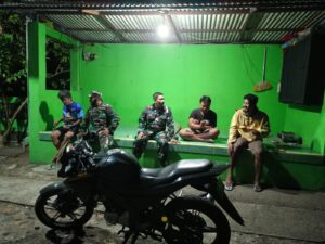 Babinsa Koramil 03/Ngadirojo Patroli Malam, Jaga Keamanan dan Ketertiban Desa   