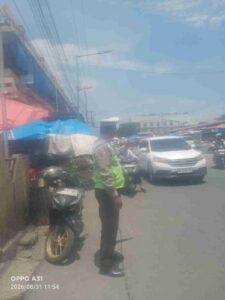 Jaga Kelancaran Arus Siang, Satlantas Polres Pematangsiantar Laksanakan Pengaturan di Jalan Merdeka–Imam Bonjol   