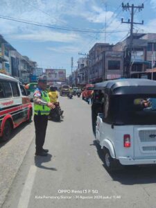 Jaga Arus Lalu Lintas Siang, Satlantas Polres Pematangsiantar Laksanakan Pengaturan di Jalan Merdeka   