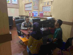 Sat Lantas Polres Pematangsiantar Hadir di Mal Pelayanan Publik Ramayana, Bripka Dedy TS Sinaga Layani Pengesahan STNK di Jalan Sutomo   