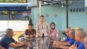 TINGKATKAN KESADARAN HIDUP SEHAT, PESERTA MAGANG KEMNAKER GELAR SOSIALISASI MENJAGA KEBERSIHAN BAGI WARGA BINAAN LAPAS LABUHAN RUKU