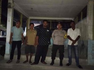 Cooling System Malam Hari, Bhabinkamtibmas Cek Piket Jaga Titi Putih & Beri Arahan Warga