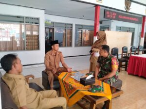 Tingkatkan Kondusifitas Wilayah, Babinsa Ngadirejo Gelar Komsos Bersama Aparat Kelurahan   