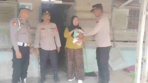 Peduli Korban Angin Kencang, Kapolsek Medang Deras Beri Bantuan dan Dukungan Moral kepada Warga   
