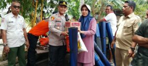 Kapolsek Air Putih Cek Rumah Warga Terdampak Angin Kencang, Salurkan Bantuan Sembako   