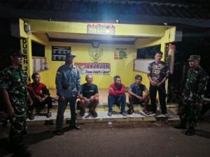 Melalui Patroli Malam, Babinsa Mengajak Warga Wujudkan Wilayah Yang Aman 