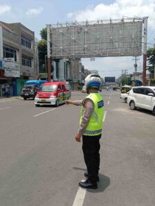 Gatur Siang di Jalan Sutomo–Vihara, Sat Lantas Polres Pematangsiantar Jaga Kelancaran Lalu Lintas