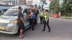 Sat Lantas Polres Pematangsiantar Gelar Polantas Karib, Cegah Penumpang Duduk di Atap & Bergelantungan — Fokus Keselamatan Anak Sekolah   