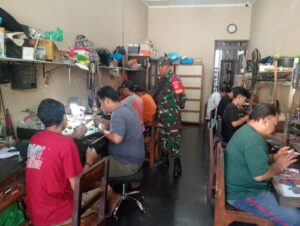 Pembuat & Pengrajin Perak Tak Luput Jadi Sasaran Komsosnya Babinsa Jayengan   