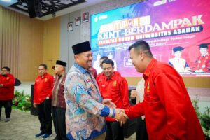 Hadiri Penutupan KKNT FH UNA, Bupati Baharuddin Tekankan Pentingnya Kesadaran Hukum dan Generasi Muda Produktif   