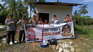Jumat Berkah Polsek Lima Puluh: Bantu Warga Terdampak Angin Kencang dengan Peralatan Dapur dan Sembako   