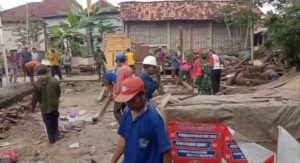 Babinsa Sambirejo Turun Tangan Bongkar Rumah Warga, Gotong Royong Jadi Kekuatan
