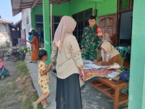 Tingkatkan Kesehatan Anak dan Cegah Stunting, Babinsa Koramil 0808/22 Wonodadi Dampingi Posyandu ILP Di Desa Kebon Agung