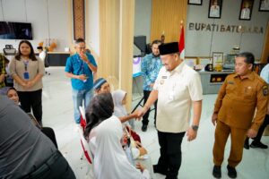 Bupati Batu Bara Serahkan Bantuan kepada Keluarga Korban Kebakaran PT EVYAP   