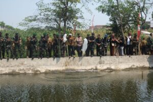 Peringati HUT TNI Ke 81, Sinergi TNI-Polri Dan Masyarakat Kota Blitar Gelar Aksi Tanam Pohon Di Bantaran Sungai Karplos