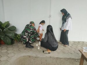 Dukung Pencegahan Stunting Sejak Dini, Babinsa Koramil Garum Mendampingi Kegiatan Posyandu