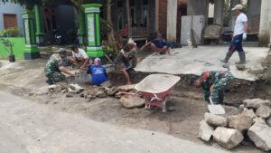 Babinsa Tanggan Turun Tangan Bangun Talud, Warga Makin Semangat Bergotong Royong   